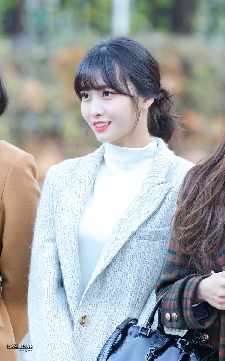 64X119's tweet image. she looks like a princess whenever her hair’s styled like this 👑