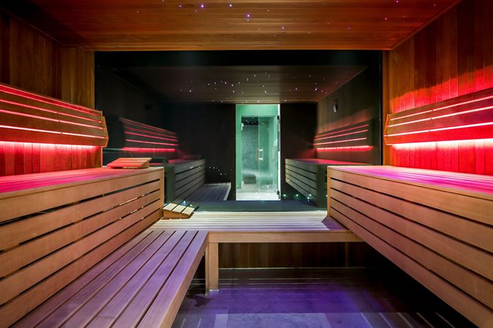 OPWARMEN 🔥

Wanneer u te gast bent in ons hotel kunt u naast het zwembad kosteloos gebruikmaken van de Finse sauna, Infrarood sauna en Turks stoombad op de twaalfde en hoogste etage. 

Heerlijk toch met deze temperaturen? Vergeet niet voor uw verblijf te reserveren!