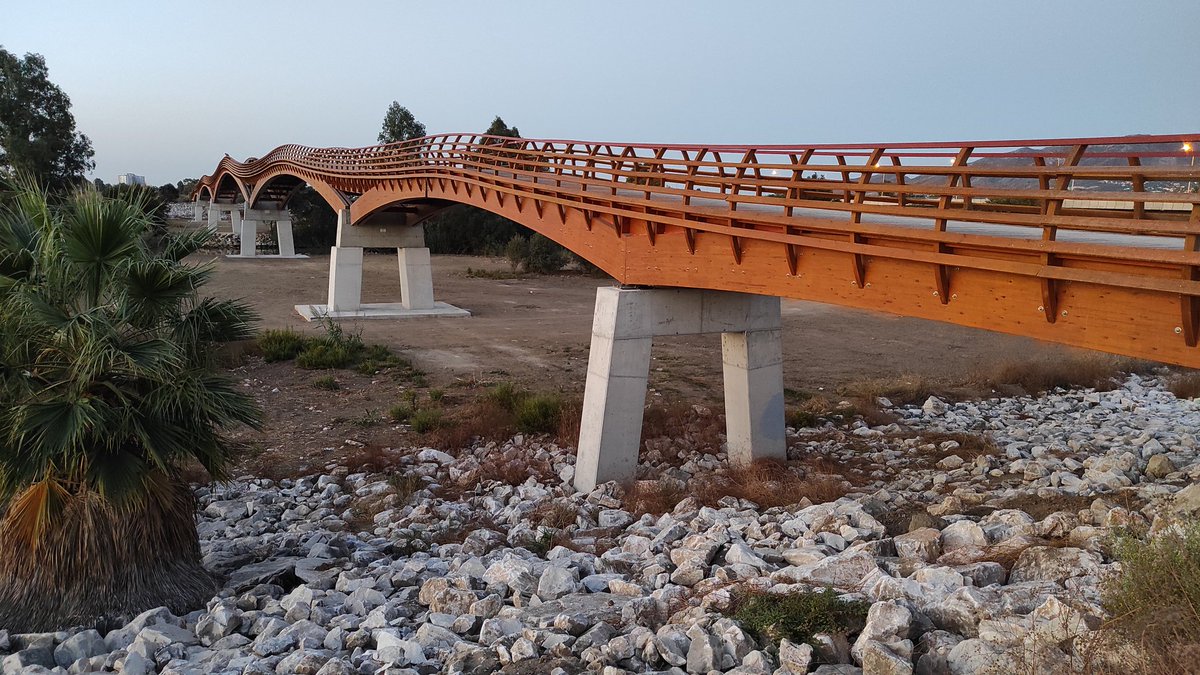 Amanecer desde la nueva pasarela de madera sobre el Río Guadalhorce, sigue avanzando la <a href="/SendaLitoral/">Senda Litoral</a>.