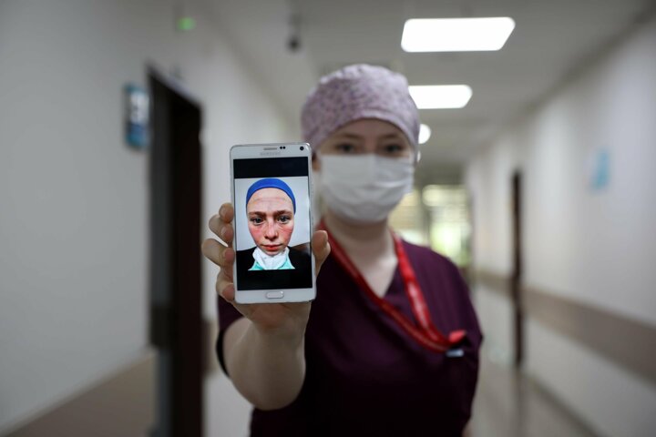 Trabzon'da, yoğun bakım servisinde görevli hemşire Seher Altuncu, meslektaşlarının fedakarca çalışmasını, yüzünde oluşan izlerin yansıdığı fotoğrafla gözler önüne serdi. 

yenisafak.com/foto-galeri/ko…