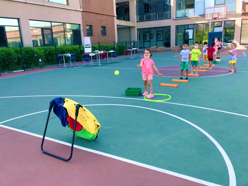 Fiziksel koşulları ve nitelikli eğitim programı ile iyi hazırlanmış bir okul öncesi eğitim kurumunda çocuk, arkadaş ilişkileri kurmayı, birlikte problem çözmeyi, işbirliğini ve toplum içinde sorumluluk almayı öğrenir. 

#bahçeşehirkoleji ❤️💙
#okulöncesi