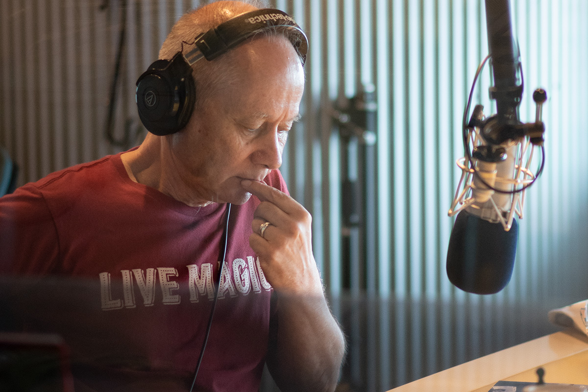 RADIOSWITCH_813's tweet image. 今日、24時からの『RADIO SWITCH』は最終回。
ピーター・バラカン（@pbarakan）さんが担当し、
自身の選曲と解説でおくる『BARAKAN SWITCH』！

今回のテーマは「TAKING STOCK」。
バラカンさんがどうしても手放せない
素敵な音楽ばかりがかかる1時間。

是非お聞きください。
#radioswitch813　#jwave