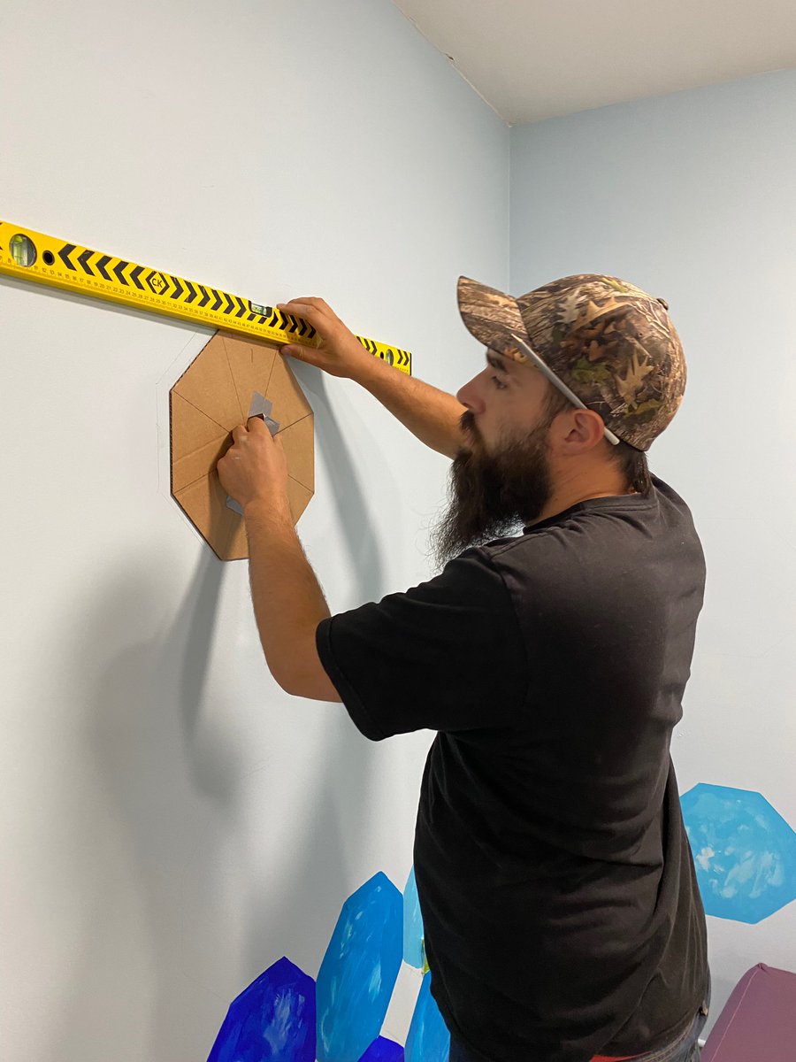 We’re creating better gyms on our psychiatric intensive care units 🌟

@rbyrneblack is producing art for Nile Ward male PICU gym 💫

We’ve reduced violence by 30% since improving ward environment &amp; offering more exercise ❤️

Collaboration inspired by incredible <a href="/Hospital_Rooms/">Hospital Rooms</a> 💙