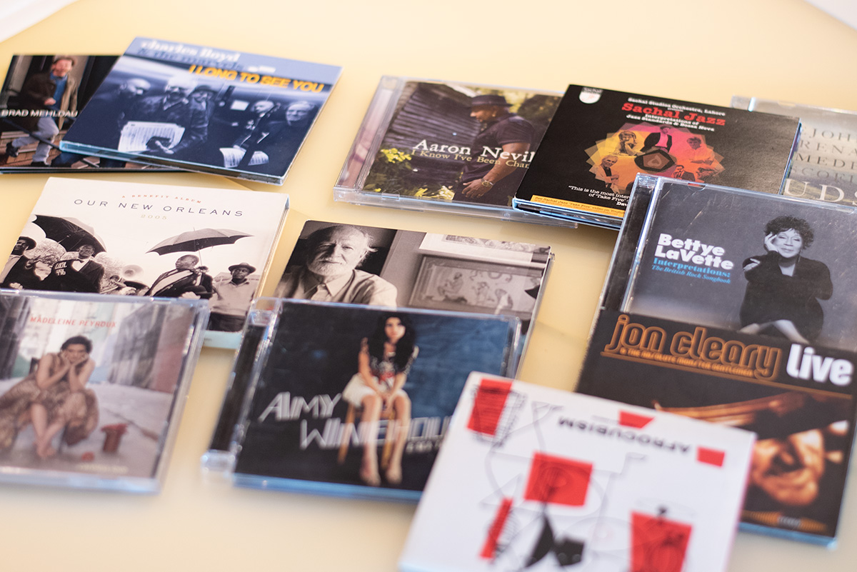 RADIOSWITCH_813's tweet image. 今夜の放送はradikoのタイムフリーで、10月4日㈰朝5時まで聞くことができます。ピーター・バラカン（@pbarakan）さんがどうしても手放せない素敵な音楽。
是非お聞きください。

『RADIO SWITCH』は今夜の放送で最終回となります。
2年間、ありがとうございました。

#radioswitch813 #jwave