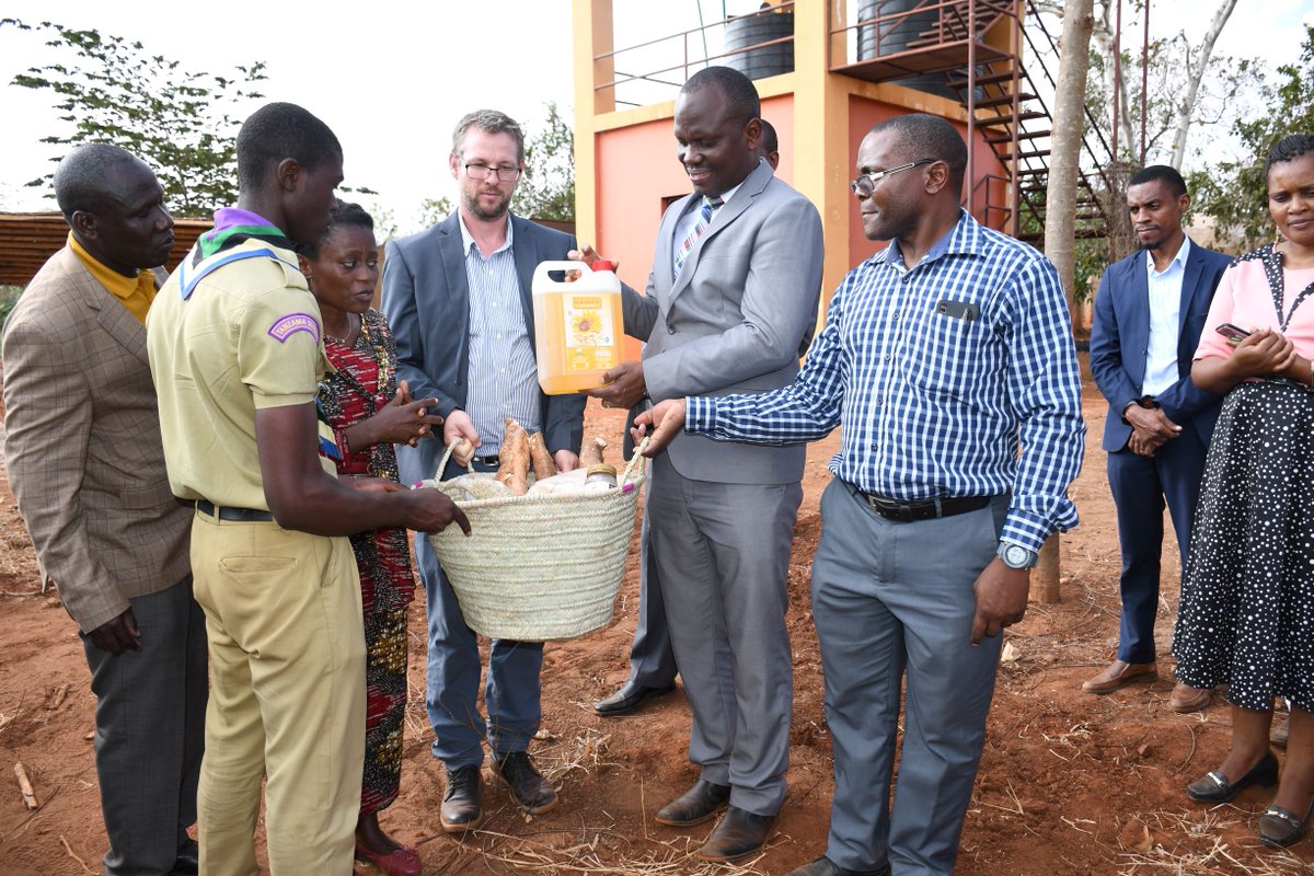 " Wizara ya Kilimo inaunga mkono jitihada za shirika la Sustainable Agriculture Tanzania (SAT) kufundisha wakulima na wafugaji kilimo hai kwa vitendo ambapo watu 5,500 wamepata mafunzo wilayani Mvomelo tangu 2013" 
- Bw. Gerald Kusaya@ Katibu Mkuu Kilimo