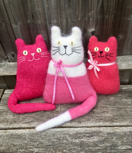Bright morning in London so showing off happy #pink  #cats #mohair  #UKGiftHour #UKGiftAM  #planahead #shopindie #giftideas #CWordSeptember #etsyshop #folksyuk #catlovergift 
etsy.com/uk/listing/505…