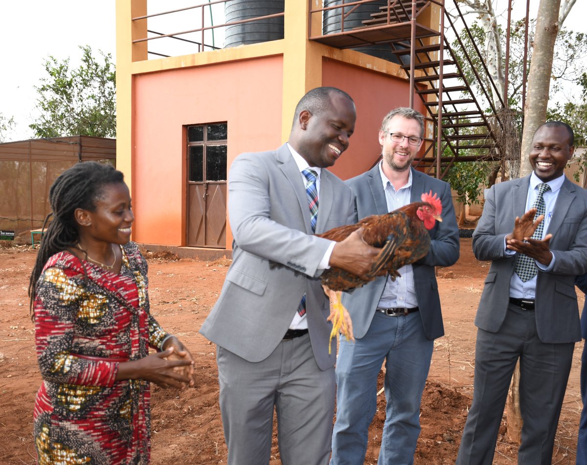 " Tunapokuwa tunalima na kufuga tunakuwa tunazalisha malighafi ya viwanda hivyo mafunzo yanayotolewa na SAT kuhusu  kilimo hai yanasaidia wakulima kuwa na mazao bora na uhakika wa soko".

Bw. Gerald Kusaya@ Katibu Mkuu Kilimo akiwa kituo cha Mafunzo ya Kilimo Hai SAT Morogoro