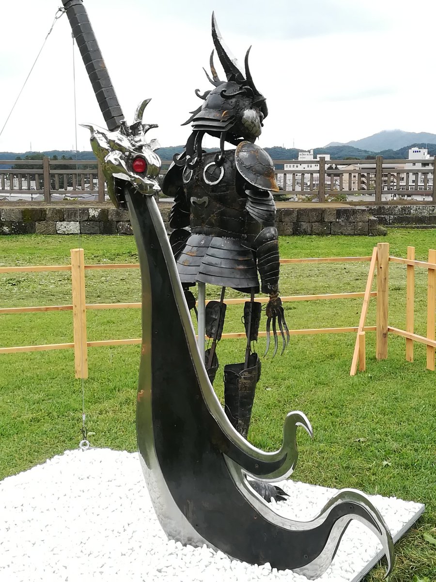 がっちりモモタ On Twitter 小峰城の作品を見てきた アンドロイドだからかvrはここでも起動されず 軽やかに殺陣をするコマライザーは一切見られなかった 悔しいので写真だけは撮ってきた 大きさ比較４才のムッスメ約100cm Dharuriser ダルライザー 風月の芸術祭
