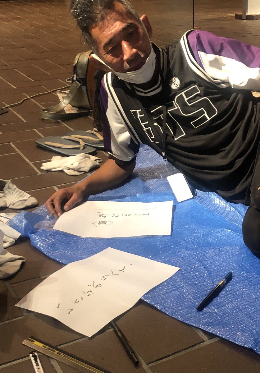 poolhiyake's tweet photo. 都美セレクション グループ展 2020
「描かれたプール、日焼けあとがついた」

大木裕之さんの作品は会期中更新されています。
本日もタイミングによっては更新アクションに立ち会うことができるはずです…！
ぜひお越しくださいませ。 https://t.co/gMtYsYTEXk