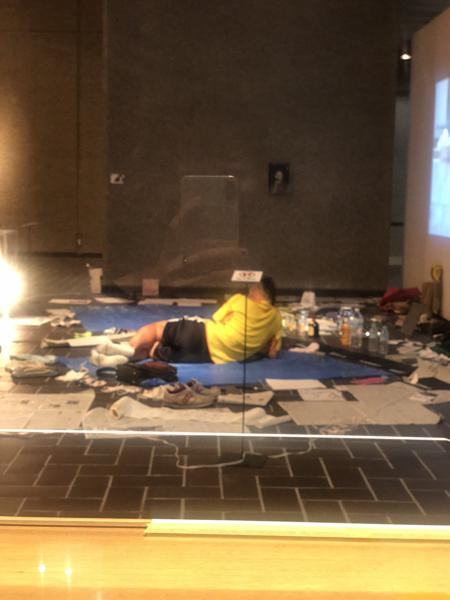 poolhiyake's tweet photo. 都美セレクション グループ展 2020
「描かれたプール、日焼けあとがついた」

大木裕之さんの作品は会期中更新されています。
本日もタイミングによっては更新アクションに立ち会うことができるはずです…！
ぜひお越しくださいませ。 https://t.co/gMtYsYTEXk