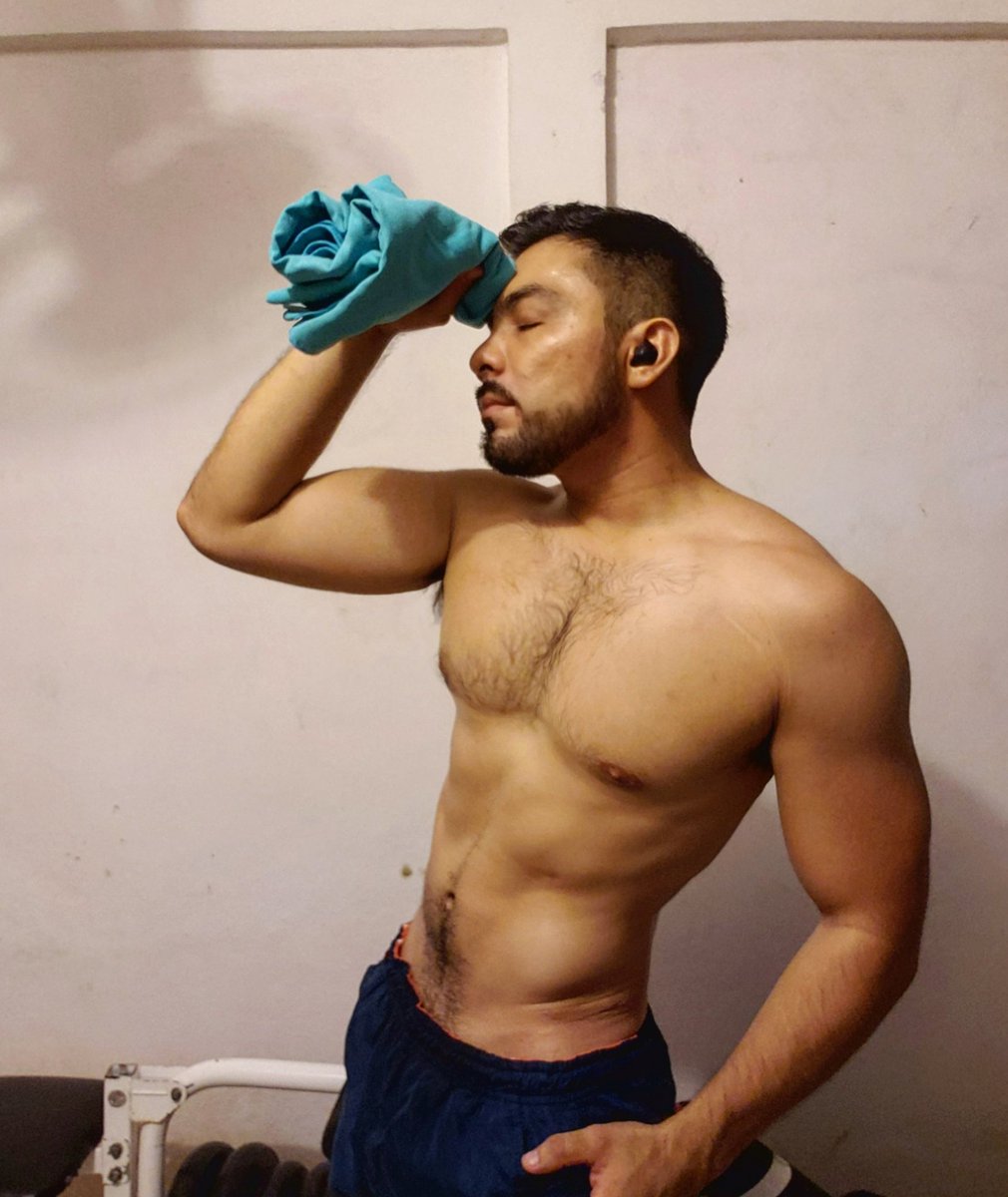 leakova's tweet photo. Sweat 🥵
.
.
.
#viernescito
#terminando
#homeworkout
#RampageUnity https://t.co/6F7ySmdgzq