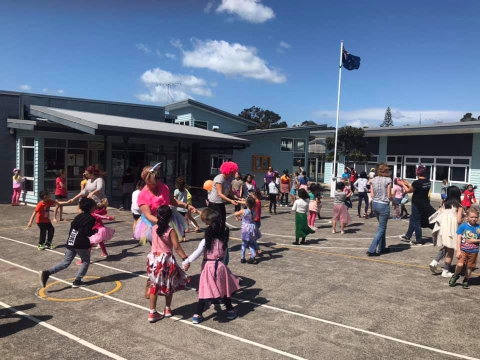Great way to end a very unusual term - lunchtime crazy hair disco and gold coin donation to <a href="/KidsCanNZ/">KidsCanNZ</a> - over $800 raised thanks to one wonderful Year 3 student who organised the collection #willowparkschoolnz
