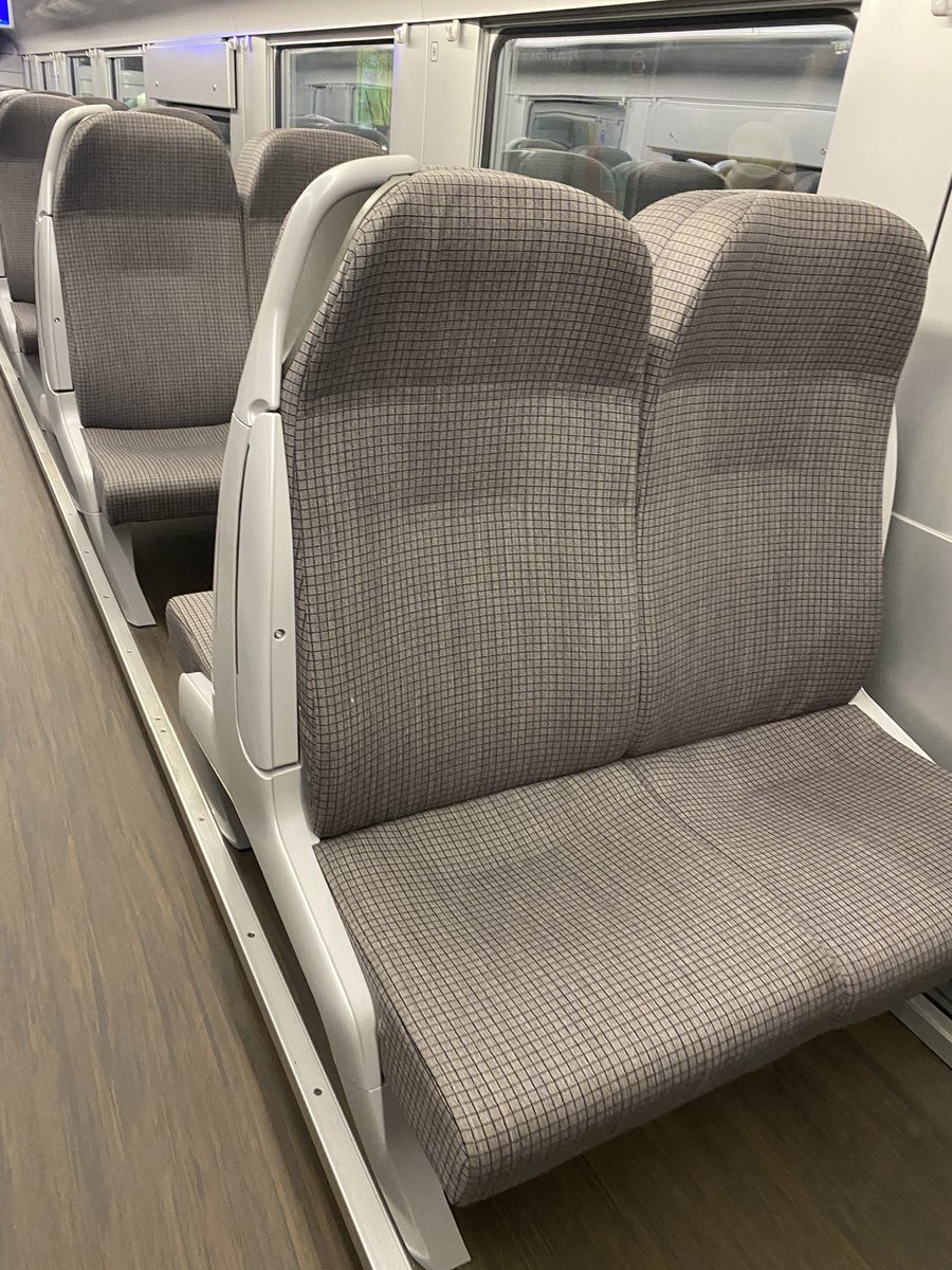 bobaesen's tweet photo. sinds wanneer zijn de treinen zo mooi? kvoel me een prinses thanks @NMBS https://t.co/rwx49YT86T