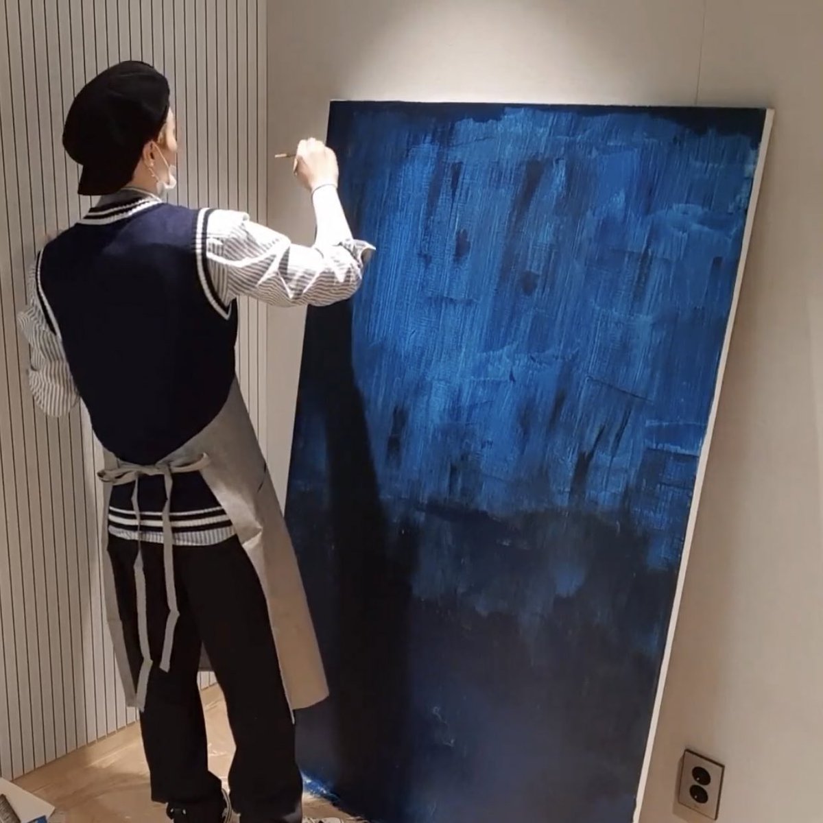 yoongi a simple-but-with-depth manhe relies on big and harsh brush strokes, very simplistic colour palette. bc painting is about capturing a moment and expressing, he’s the type to paint what he feels, maybe atm or a certain point in his life that he’d like to rmb