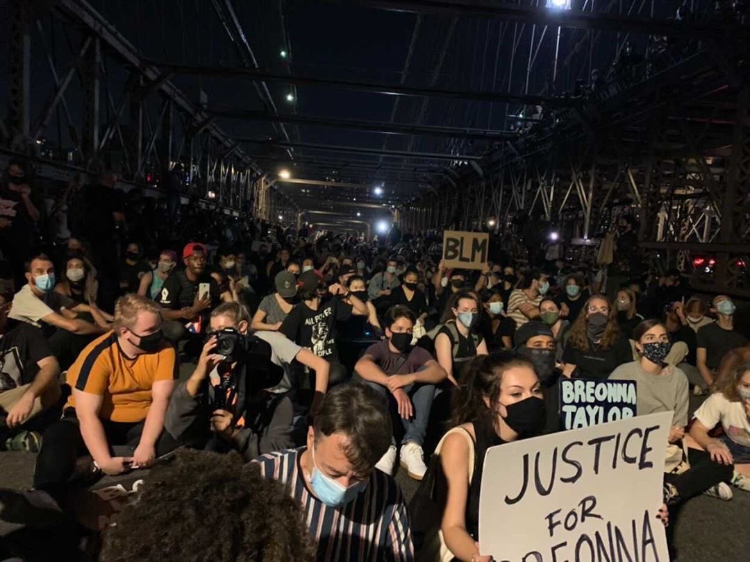 jfg_nyc's tweet photo. Some 500 of our fellow New Yorkers shut down the #BrooklynBridge tonight for 90 minutes. 

Nbd but we have some MF warriors amongst us y’all!! https://t.co/Bt6BvFZuOc