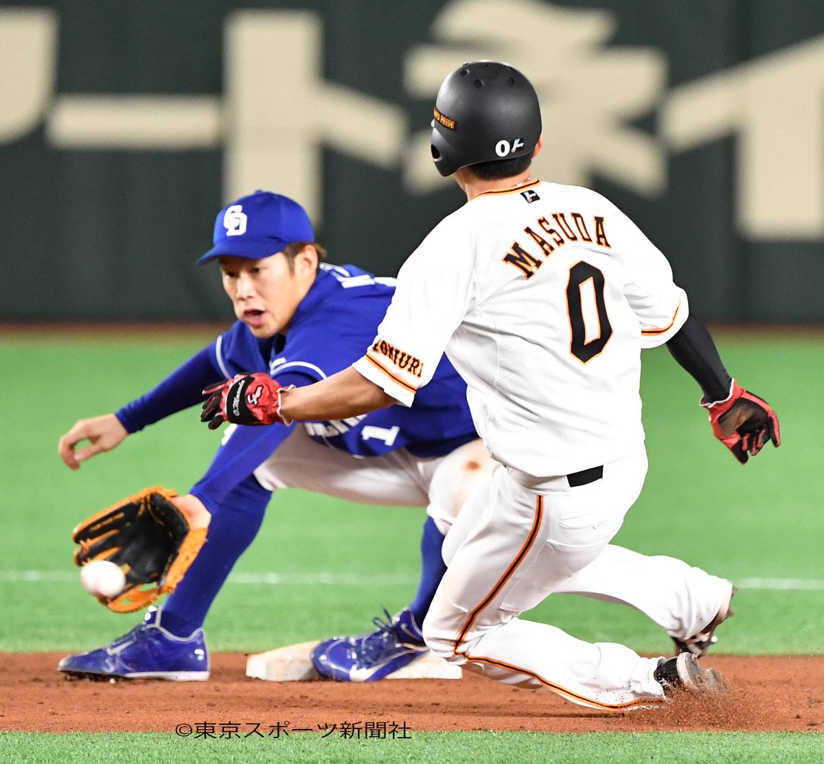tospophoto's tweet photo. 【プロ野球】2020年9月26日

 ＃巨人×＃中日　＃東京ドーム

９回裏、#増田大輝、盗塁失敗。ベースカバーは #京田陽太

＃ジャイアンツ　＃ドラゴンズ https://t.co/cYf7ECbGvS