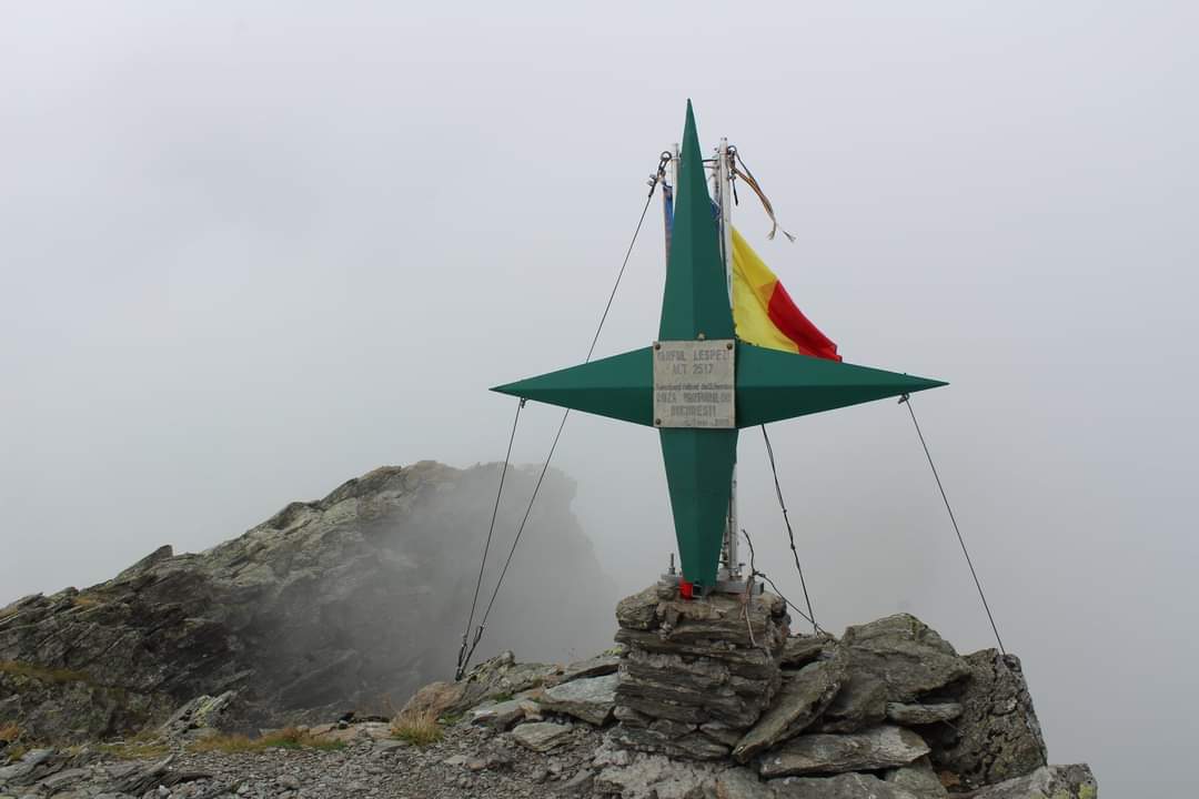 Făgăraș Mountains, Lespezi Peak
#hikingisheaven #hikemoreworryless  #fagarasmountains #romania #ig_romania #igersromania #romaniamagica #nature #naturephotography #Mountains #mountainlovers #mountainlove  #hikinginromania #gotothemountains #wonderful_places #romaniafrumoasa