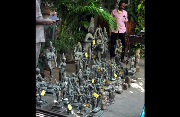 AskAnshul's tweet photo. Tamil Nadu police seized 74 antique idols worth crores from house of French national in Puducherry.

These idols dating back to the Chola period are likely to have been stolen from temples across Tamil Nadu. https://t.co/i5XSfCSTgJ