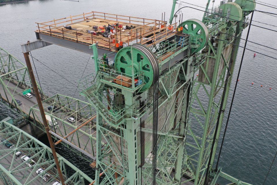 OregonDOT's tweet image. We’re happy to announce that the NB span of the #InterstateBridge is opening ahead of schedule! Tonight, crews began removing barriers &amp;amp; reopened one lane to traffic on I-5 north. Expect all three lanes to reopen over the next several hrs. ow.ly/ZU1630rbQTV
#PDXtraffic