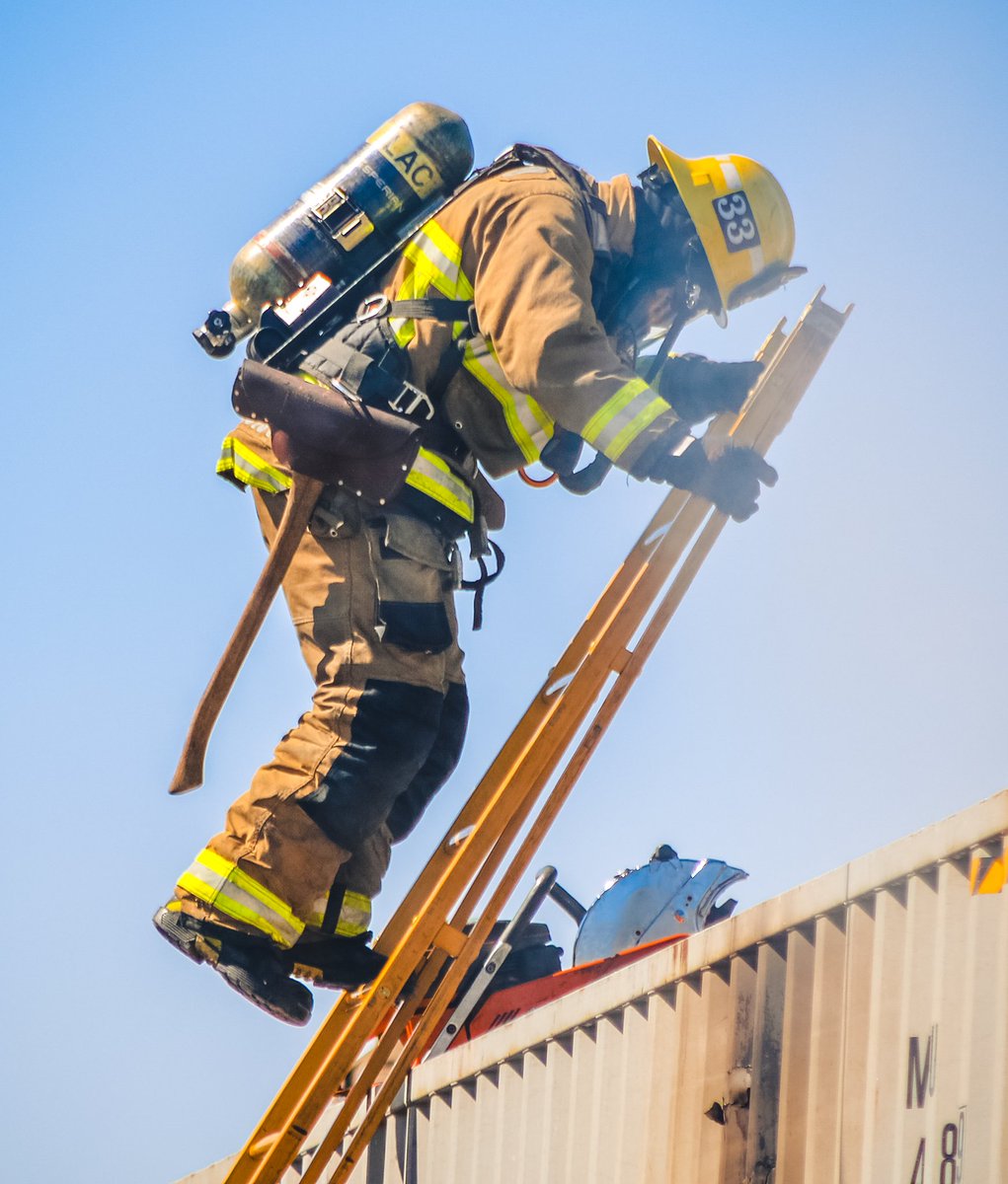 DavidJosephPho2's tweet photo. Fire at a recycling center in Lancaster, Ca today engine and ladder 33 were on the scene and knocked it out quickly thank you for all all you do 👩‍🚒👨‍🚒🧯🔥 #lacfd #firefighters #lacountyfire #abc7eyewitness #nbc4you #cbsla #ktla #foxla #firephoto @lacfd @LACoFDPIO @ABC7 @NBCLA https://t.co/zHJKbh9x3w