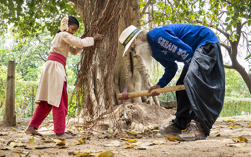 SadhguruJV's tweet image. Being human means to consciously do the best you can for everyone and everything you come in touch with. #SadhguruQuotes