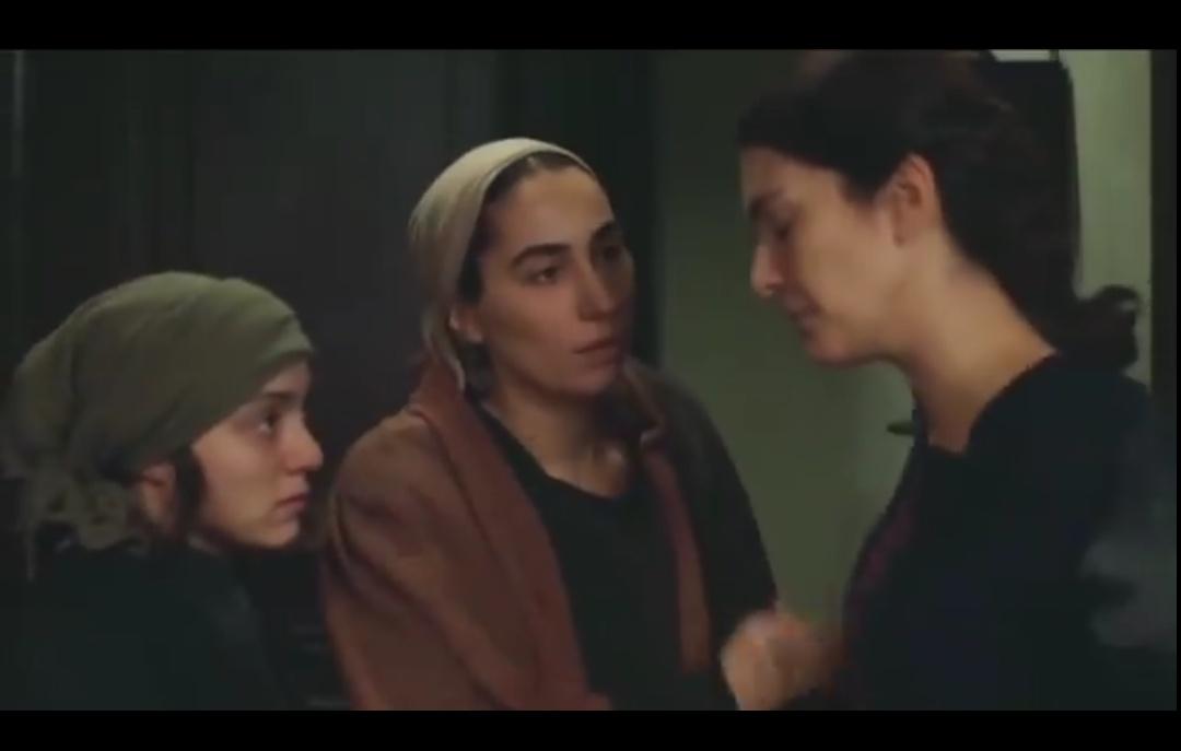 Lasuspendiditaa's tweet photo. #Emine y #Asung le cuentan a #Azize que comentan en smirvna que #Cevdet seria ejecutado.
Ellas trataron de detener a azize, pero esta tomó una arma y salió a impedirlo. las chicas al enterarse querian ir detrás, pero emine y asung le pidieron qe se quedaran, ellas se encargarian https://t.co/q571mXa3ik