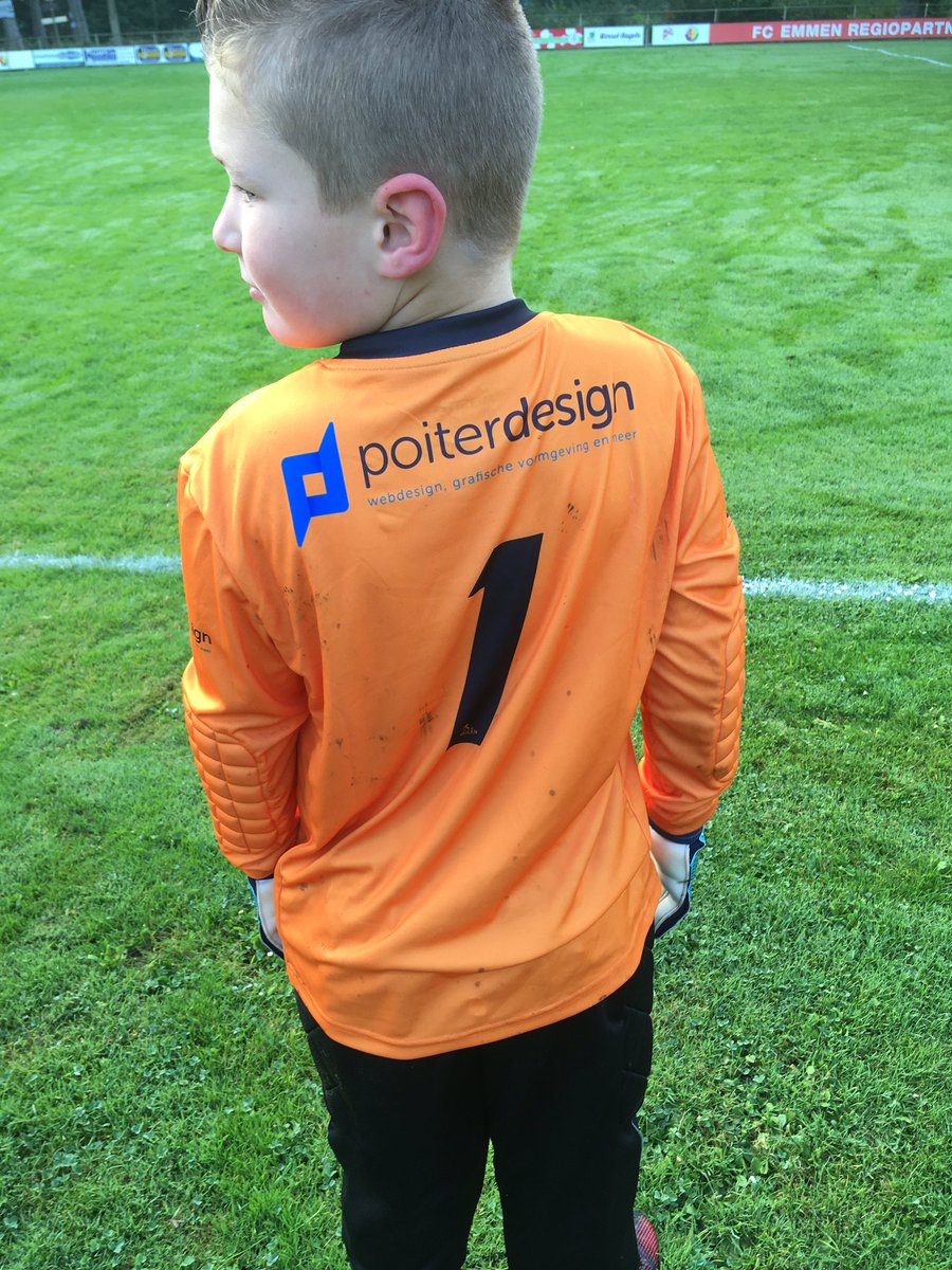 PoiterDesign's tweet photo. JO-10-1 vandaag voor het eerst in de nieuwe shirtjes 🤩 #sponsor @vvbeilenjeugd @VVBeilen @vuurdelig_nl https://t.co/cCXUZn4s63