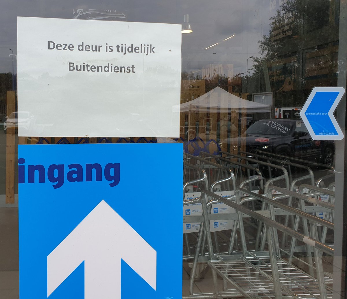 KatinkavH's tweet photo. Bij gebrek aan medewerkers is de deur nu de Buitendienst
#humorligtopstraat
@Taalvoutjes @jehadmaar1taak https://t.co/JdWUpU9nrv