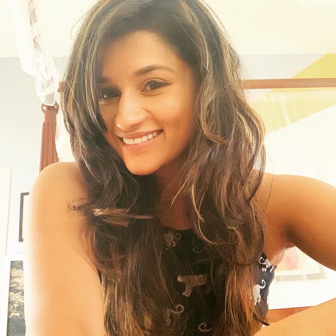 Smiley Selfie Actress @maidenashes ❤️

#Shwetha