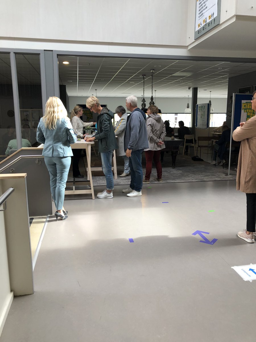 Marcel_Blind's tweet photo. Vandaag is de infodag #Olstergaard Coronaproof georganiseerd in het Holstohus. Heel veel belangstelling. Ook veel complimenten voor onze medewerkers voor de aanpak en heldere communicatie @GemOlstWijhe #woneninOlst https://t.co/yhggXRXSh7