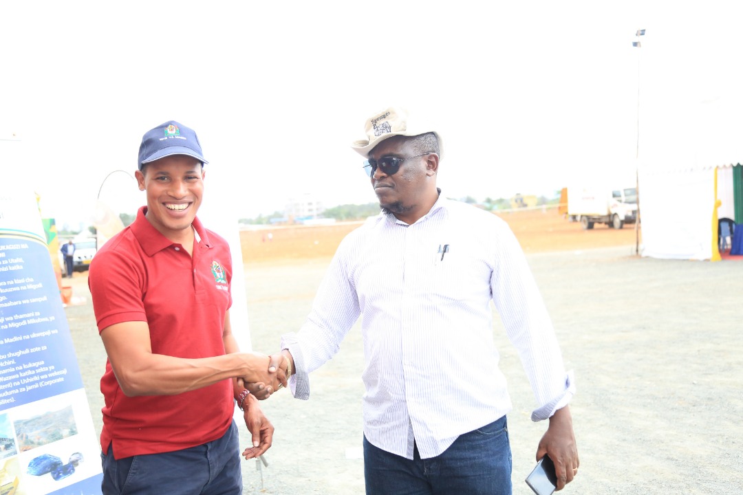 MsumbaNews_'s tweet photo. #Pichani Mkurugenzi Mtendaji wa Shirika la Madini la Taifa #STAMICO Dkt.Venance Mwase alipotembelea katika Banda la Tume ya Madini katika maonyesho ya Madini yanayoendelea Mkoani Geita.
#MsumbaNewsBlogUpdates https://t.co/XY2P3moHA0
