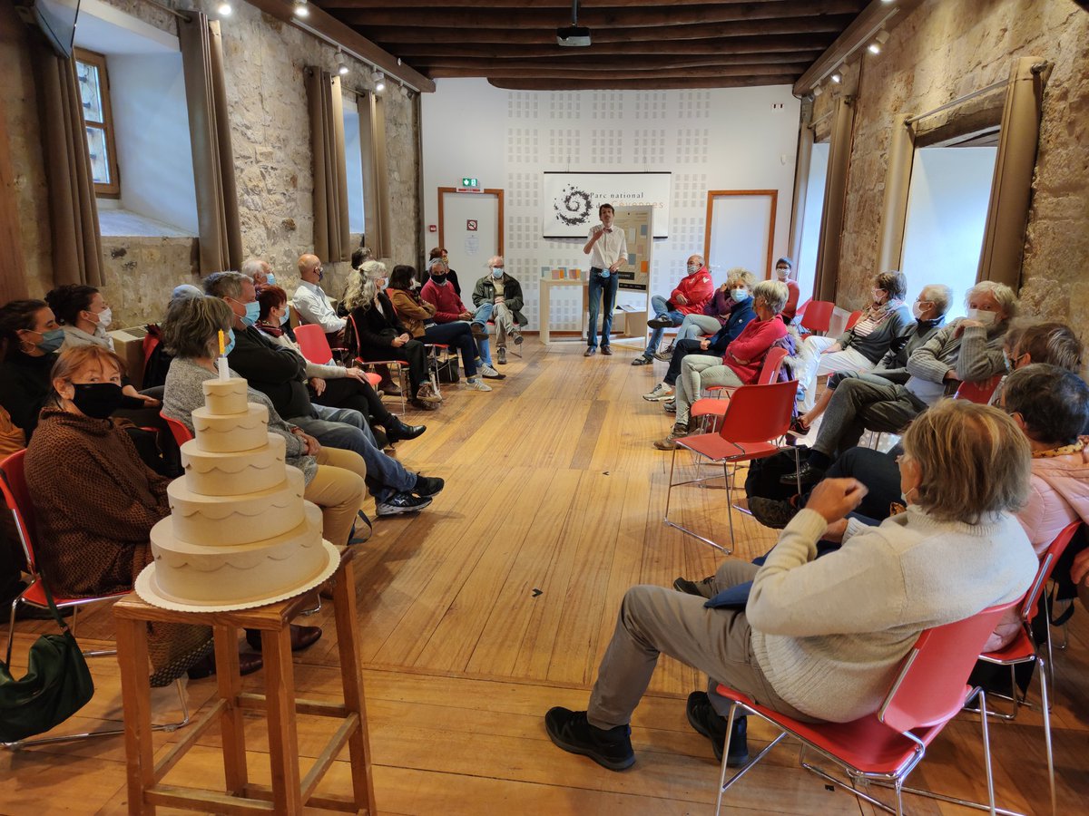 PnCevennes's tweet photo. 🔴 En direct : "Causerie 50ans d'aventures humaines" avec Cyril du Théâtre clandestin.

L'occasion d'explorer l'histoire du Parc et d'échanger sur nos souvenirs et anecdotes.

La causerie voyagera ensuite au Vigan à Villefort et au Pont de Monvert.

#50ansPNC #Memoire #Cevennes https://t.co/QjYH71uWhI