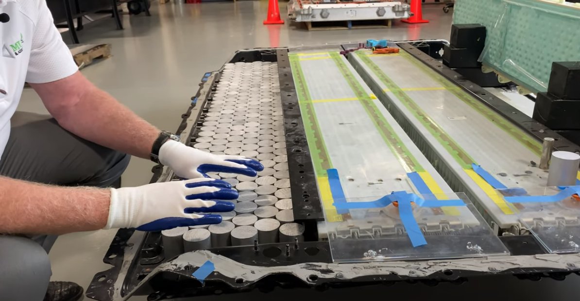 Wow, watch #SandyMunro make a #NewTeslaBattery mock-up and explain some of the secrets #Tesla didn’t reveal on battery day:  hubs.ly/H0x0q1v0