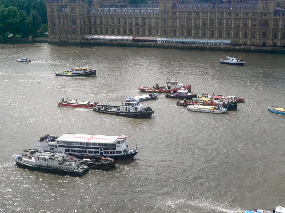 Crohnoid's tweet photo. Was looking through some old photos and came across these ones taken from 11th floor of St.Thomas' Hospital. A nice mix of #ThamesVessels at the end of the 2011 #ThamesBargeRace
#tugs #barge #supportvessels #ThamesTugs https://t.co/2t03cpN5Z6
