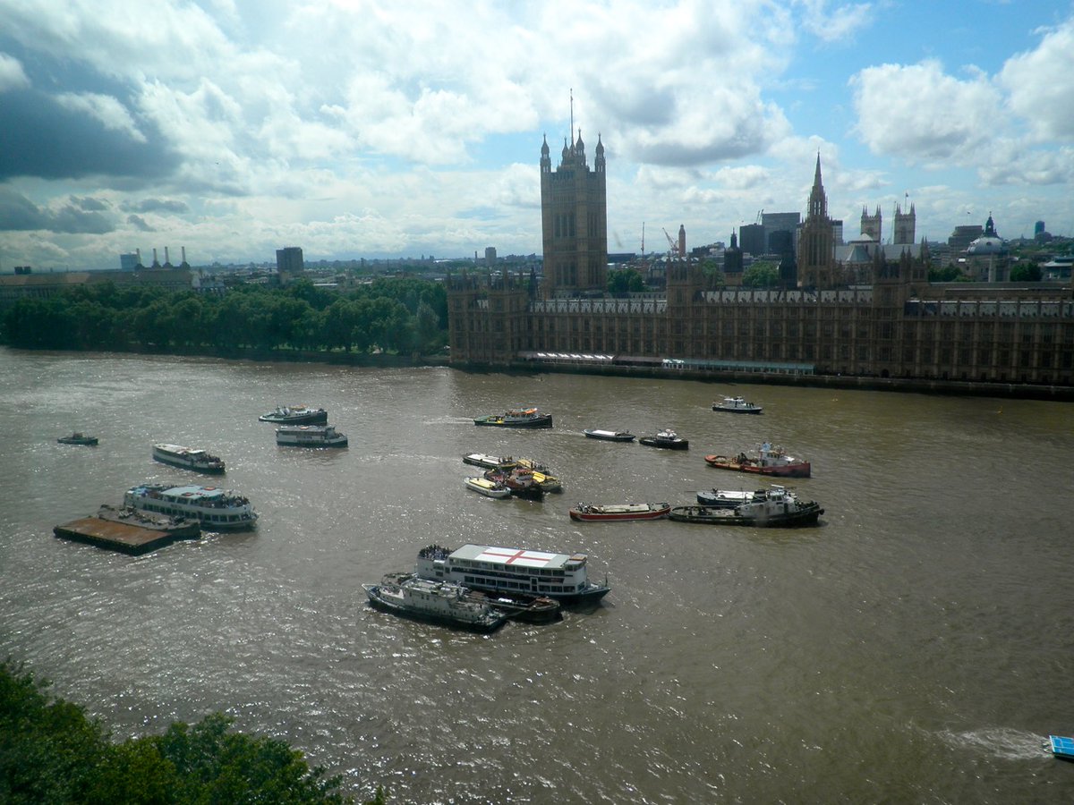 Crohnoid's tweet photo. Was looking through some old photos and came across these ones taken from 11th floor of St.Thomas' Hospital. A nice mix of #ThamesVessels at the end of the 2011 #ThamesBargeRace
#tugs #barge #supportvessels #ThamesTugs https://t.co/2t03cpN5Z6