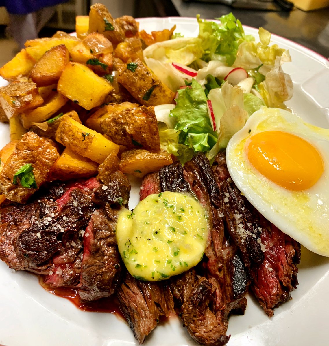 Who’s in for Irish skirt steak and eggs tomorrow? 🥩 🍳 
Come in for Sunday brunch at The Green Goose, from 12h-16h! #paris11 #sundaybrunch #brunchdimanche #steakandeggs