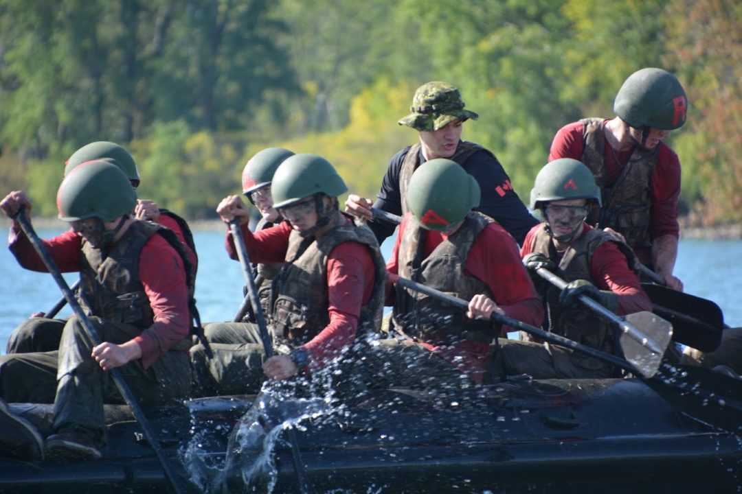 Last week, HMCS DONNACONA was proud to partner with @CMRSJ_RMCSJ to provide water safety support for their annual Obstacle Course. Congratulations to all the Officer Cadets and Naval Cadets for their inspiring teamwork and courage on a chilly morning! #wethenavy
🥇🏊🏾🚣🏼‍♂️