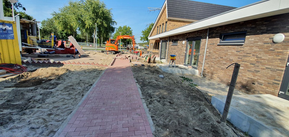De aanleg van het buitenterrein van hospice De Cirkel voor de Alblasserwaard in Papendrecht is in volle gang. Half november opent het nieuwe hospice zijn deuren voor bewoners.