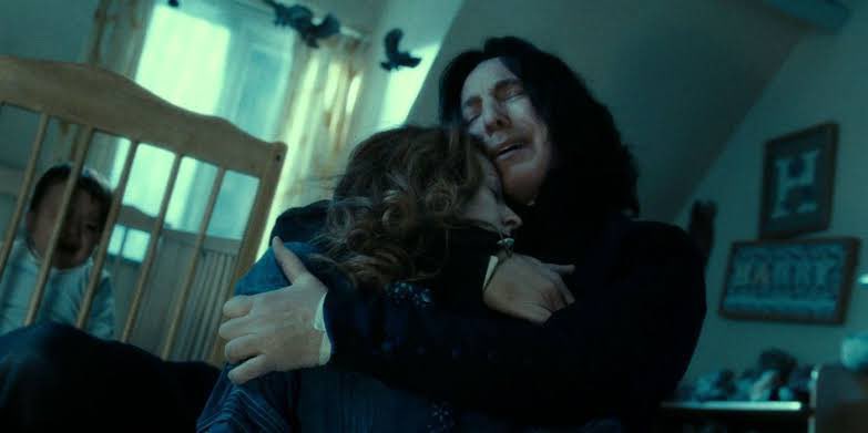 O Snape é um anti-herói. Você não pode chamá-lo de herói: ele era vingativo e praticava bullying com os alunos. Você não pode chamá-lo de vilão: ele morreu para salvar o mundo bruxo.