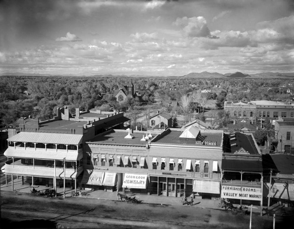 CityofPhoenixAZ's tweet photo. This is 2nd Ave. and Washington Street in small town #Phoenix from the early #1900s. The Census in those days listed our population as 5544 people, smaller than Tucson's 7531. https://t.co/5JikeUXHCj #historicphoto #PHX #oldPhoenix #backintheday https://t.co/QiCaU69Ozq