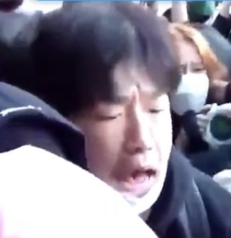 Kiomi92514591's tweet photo. Este hombre protegió a los chicos hasta se quitó el barbijo para que la gente escuchará su grito con más fuerza, esto realmente fue riesgoso debido al tema de la pandemia.
Los fans están realmente agradecidos con su trabajo y sacrificio gracias gracias gracias
#PROTECTENHYPEN https://t.co/1IwB9U4SpK