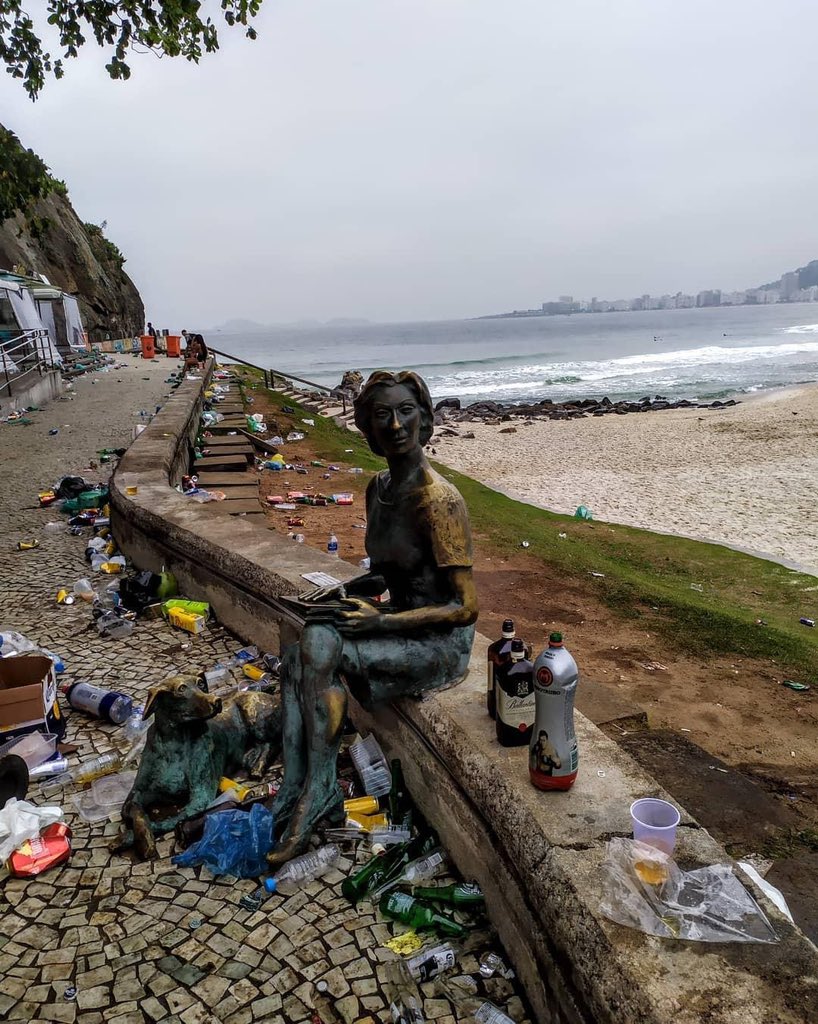 A estátua de Clarice Lispector amanheceu assim no Rio.
Que tristeza. 
Foto de Célio Albuquerque
