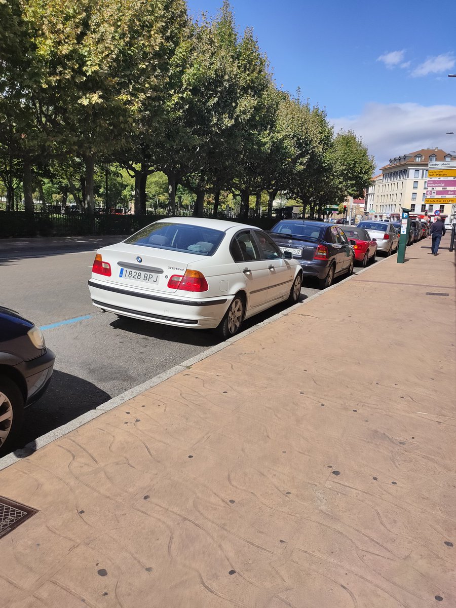 Verdeoscuro2's tweet photo. En la calle Corredera hay un perro dentro del coche, sin agua y con una ventana bajada dos dedos. El coche está a pleno sol. @LeonPolicia, pueden hacer algo rápidamente? https://t.co/Vl3awPdu1A