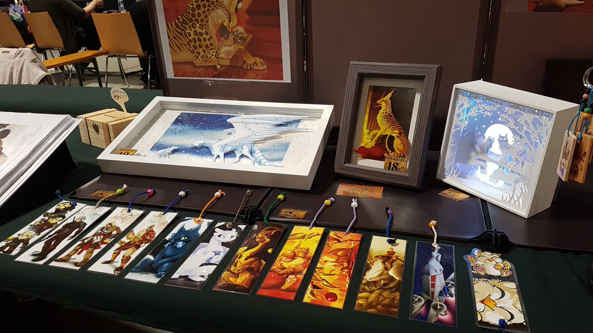 LizkaysArt's tweet photo. 2nd + last con for a long time,visit my biggest (and fanciest) booth ever at @mosticonaustria
I will also hold a lecture on sunday, showing PS tricks + handy stuff for beginners
#mosticon #convention #austria #artistalley #artist #booth #lecture #photoshop #artwork #merch #con https://t.co/fyW1vFTcQA