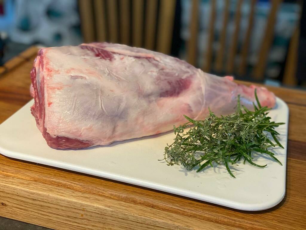 Getting this beauty ready for the #sousvide #anovafoodnerd #lambleg #rosemary #thyme @anovaculinary https://t.co/W2Qr7eMoC4 https://t.co/NaEgIGLvif