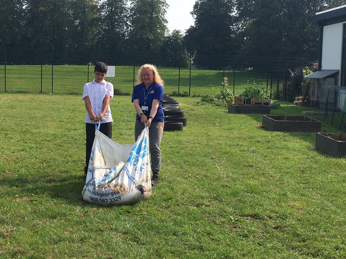 tbap_unity's tweet photo. Creating a Wellbeing Garden for our learners - working together in the fresh air @heads_together @BBCSpringwatch 🌼🌻💪 @AnastaciaAldri2 @AlanTitmarsh #semh #semd https://t.co/5l8TYCBlPw