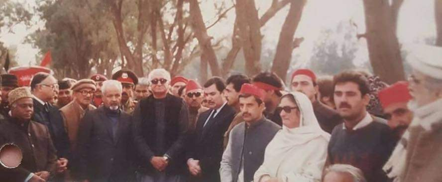 AsfandyarKWali's tweet photo. ډاکټر نجيب د باچاخان ريښتونی پېروکار او د دې خاورې نازولی حلالي بچی ؤ چې د امن په خاطر ئې خپل ځان قربان کړو خو په منطقه ئې جنګ نه پرېښودو۔ هغه د خپل قام سره ولاړ ؤ۔ ترهه ګرو هغه ووژلو خو دلته اور بل شو۔ د نجيب شهادت د پښتنو په خاوره اور کرل وو چې لا تر اوسه مړ نه دی. روح يې ښاد https://t.co/qSoA27kWQj