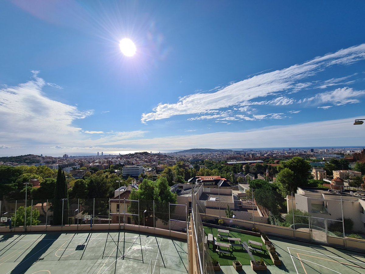EscolaFMTE's tweet photo. Arribem a l'edifici de Tibidabo i ens rep aquest cel clar i aquesta vista de #Barcelona. Ens hi acompanyeu? #CreantEscola 🙌🏾 https://t.co/TrHCSxASne