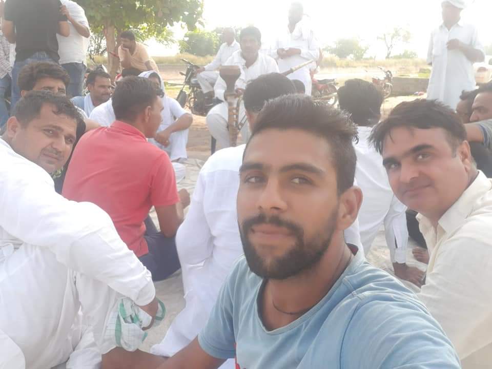 jso_official_'s tweet photo. किसान जद हल जोङता है उसी टेम धर्म कर्म चालू हो जाता है निरंतर फसल मंडी जाने तक,
धर्म का धंधा करने वाले आज किसान के साथ नहीं खङै है खामखाँ सांपो को दूध पिलाना बंद करो!
#JS0 https://t.co/lbEWsTBzex