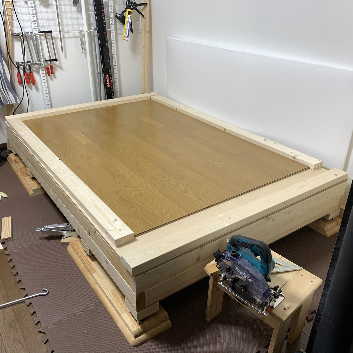 オレコ ベース 防音室diy中 ベース 用 浮き床 防音室 防音壁 編１ 土台は置いといて 取り敢えず壁の構造どうなるかもみておく 高さあるな 2バイ材そのまま使えない切らないとダメだ 先日友人に貰ったジャックダニエルのギターも写してみた